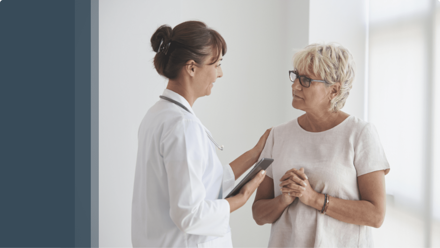 Der Arzt redet mit dem Patienten und beruhigt ihn, Ärztin, Patientin, sprechen Sie mit Ihrem Arzt, Unterstützung bei der Diagnose, Act4GPP