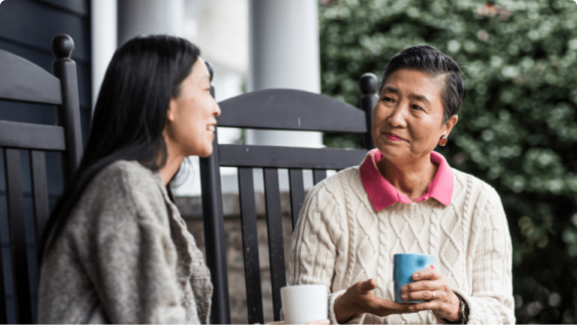 Eine jüngere und eine ältere Frau sietzen nebeneinande und reden miteinander, Act4GPP 